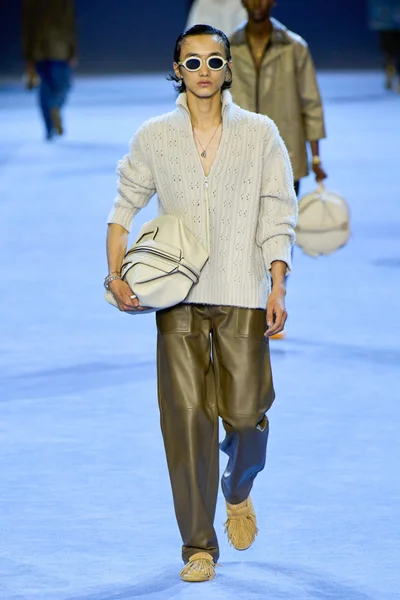 Look 15